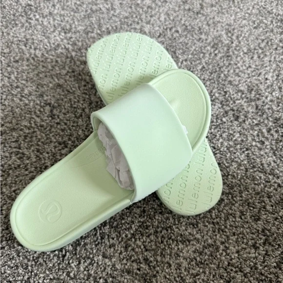 Lululemon NWT Pale Lime Green Restfeel Slides - Picture 5 of 5
